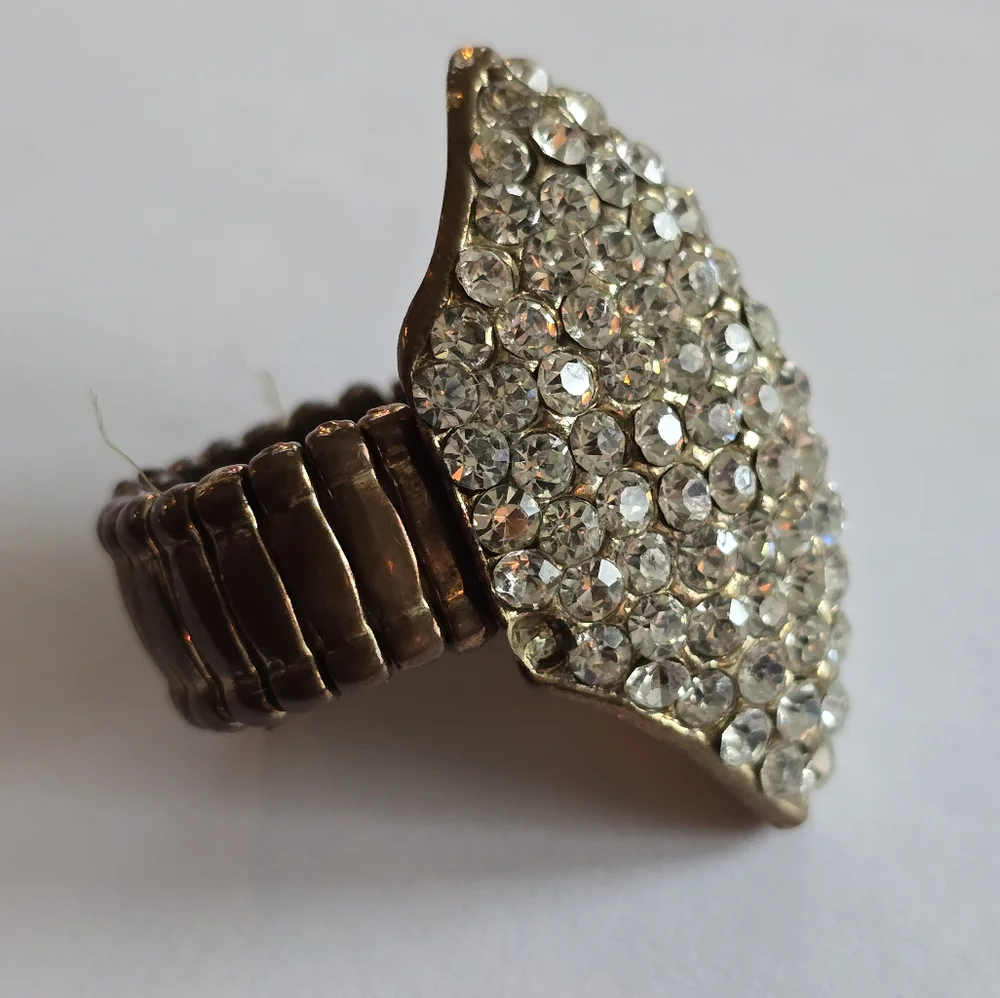 Big ring sparkly clear rhinestones copper tone elastic band stretch adjustable